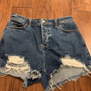 Hollister Curvy High-Rise Mom short 3”. Size 29 / 9